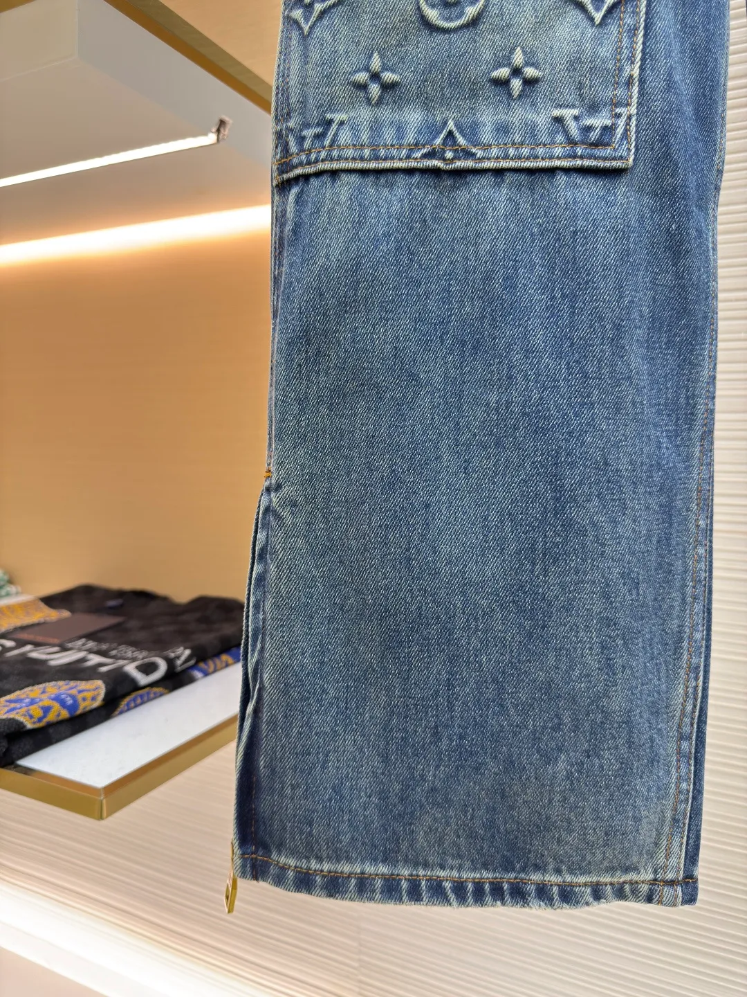 LOUIS VUITTON embossed work jeans ●Authentic product: purchased and developed by 13939 ●Item number: 1680239-B70 ●Material: denim fabric ●Technology: embossed embossed production ●Version: fitted version ●Weight: about 1060 grams ●Size: 28-30-32-34-36 ●Description: Integrating Monogram embossed pockets into a casual workwear silhouette, it can create a trendy look with the same style of overalls, or it can be mixed and matched with separate items to explore more fashion possibilities. Positioned panel splicing design, slightly distressed, washed blue, square nails with lettering under the left sleeve, decorative zipper, snap buttons at the front, standard cut version, casual style, suitable for both men and women. Original goods, washed casual jeans, imported original washed stretch fabric, comfortable and elastic, original hardware accessories decorated with logo, super correct fit, extremely high grade, high quality, fashionable and stylish upper body. The overall wiring is straight and delicate, the fabric is comfortable and soft, and the color is consistent without color difference. It can be matched with the same style to create a fashionable look and control various occasions. Customized accessories, complete with three standards, same style for men and women!